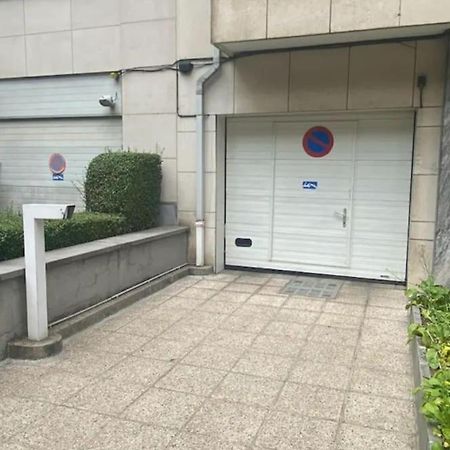 1 Chambre Avec Parking Au Coeur De Bruxelles 2D Luaran gambar
