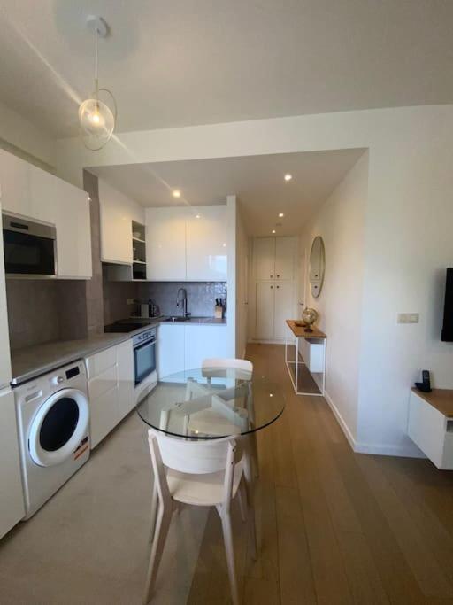 1 Chambre Avec Parking Au Coeur De Bruxelles 2D Luaran gambar