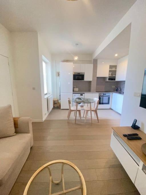 1 Chambre Avec Parking Au Coeur De Bruxelles 2D Luaran gambar