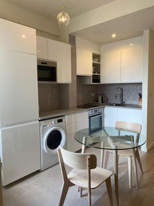 1 Chambre Avec Parking Au Coeur De Bruxelles 2D Luaran gambar