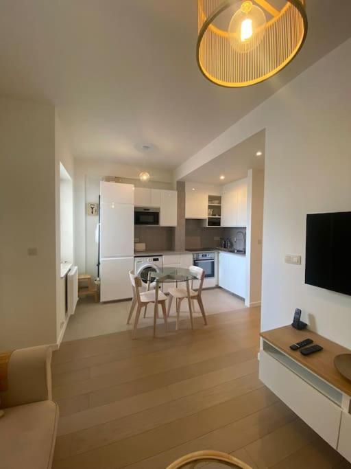 1 Chambre Avec Parking Au Coeur De Bruxelles 2D Luaran gambar