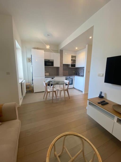 1 Chambre Avec Parking Au Coeur De Bruxelles 2D Luaran gambar