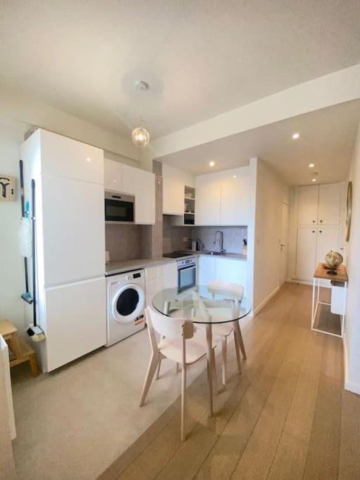 1 Chambre Avec Parking Au Coeur De Bruxelles 2D Luaran gambar